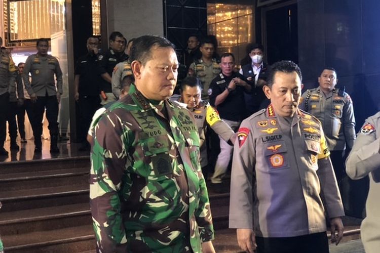 Panglima TNI Laksamana Yudo Margono bersama Kapolri Jenderal Listyo Sigit Prabowo di Polda Metro Jaya, Sabtu (31/12/2022). 