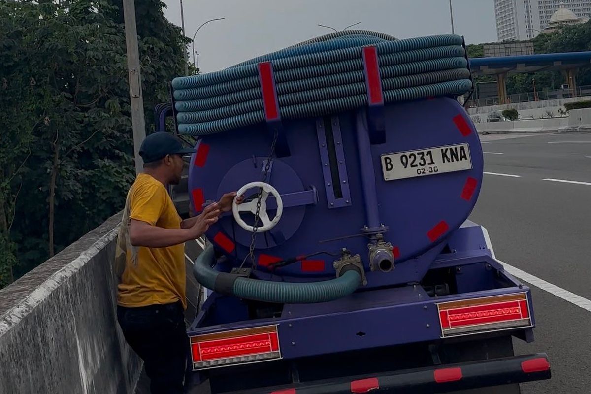 Sopir Truk Tinja Tepergok Buang Limbah ke Kali Ciliwung Depok