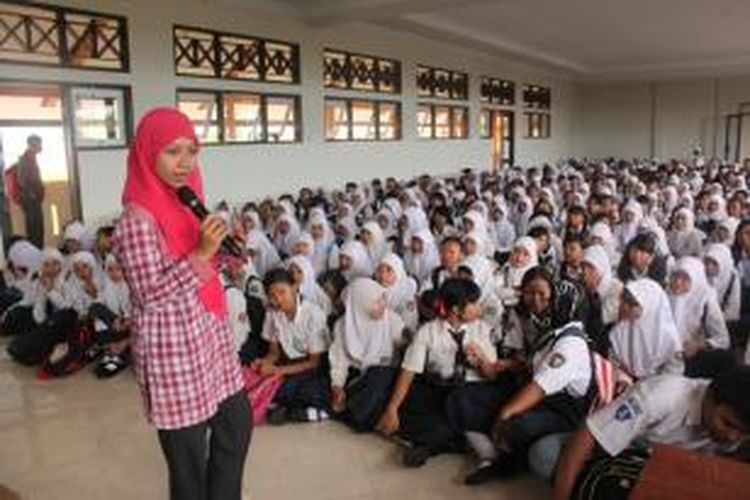 Wisudawati Universitas Negeri Semarang, Raini, saat memberi motivasi di depan adik kelasnya di SMAN 1 Kendal.