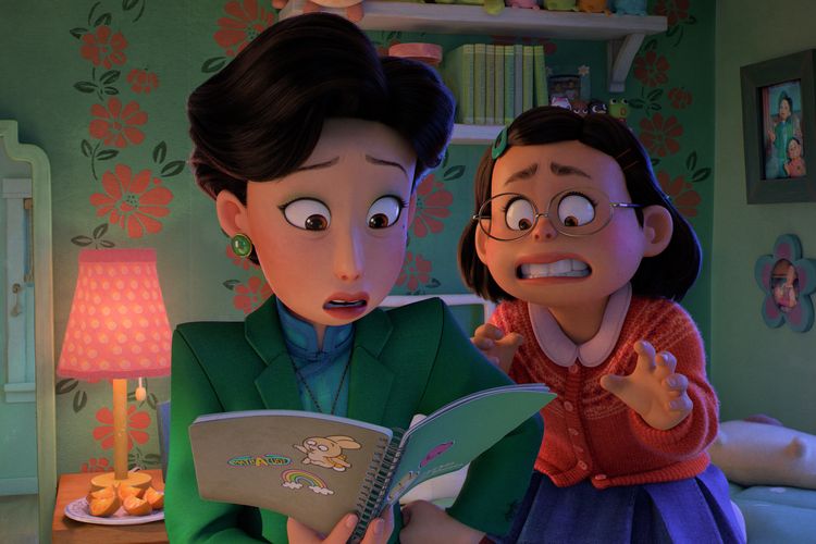 Karakter Ming Lee dan ibunya, Ming, dalam film produksi Pixar, Turning Red.

