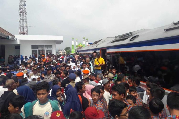 Ribuan warga menyambut kedatangan kereta inspeksi 4 di Stasiun Garut saat ujicoba aktivasi rel kereta api Garut-Cibatu yang dilakukan oleh Direktur PT KAI Edi Sukmoro bersama Bupati Garut Rudy Gunawan, Wakil Bupati Garut Helmi Budiman serta Ketua DPRD Garut Euis Ida Wartiah bersama para pejabat di Pemkab Garut, Rabu (19/02/2020)