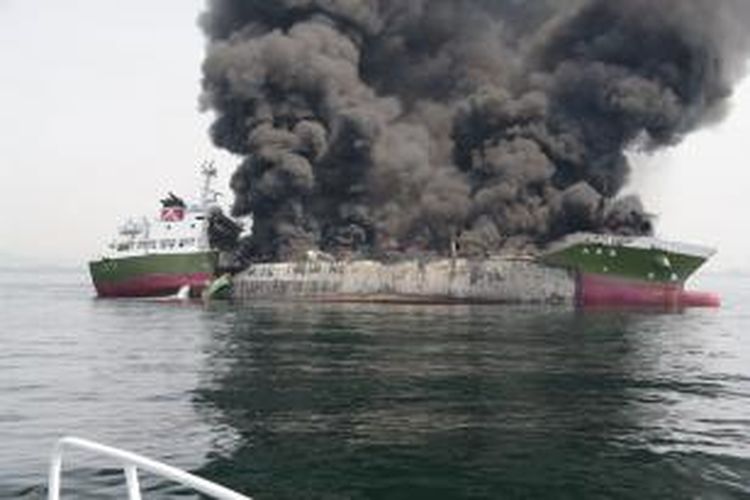 Sebuah kapal tanker Jepang meledak di dekat pelabuhan Himeji, 450 kilometer sebelah barat ibu kota Tokyo, mengakibatkan empat awaknya cedera dan kapten kapal masih dinyatakan hilang.