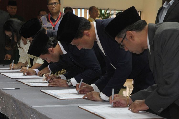 Ezra Walian menandatangani naskah warga negara di Kanwil Kemkumham, Cawang, Jakarta Timur, Kamis (18/5/2017).