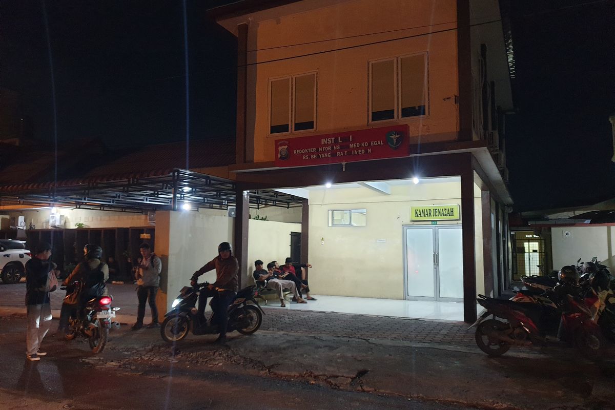 Suasana Rumah Sakit Bhayangkara di Kota Medan pada Jumat (5/8/2025) malam. 