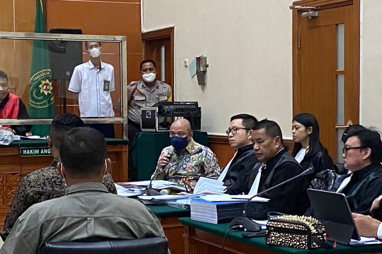 Mantan Kapolda Sumatera Barat Irjen Teddy Minahasa dalam sidang tahap pembuktian di PN Jakarta Barat, Senin (13/2/2023). Teddy duduk di samping sejumlah kuasa hukumnya.  