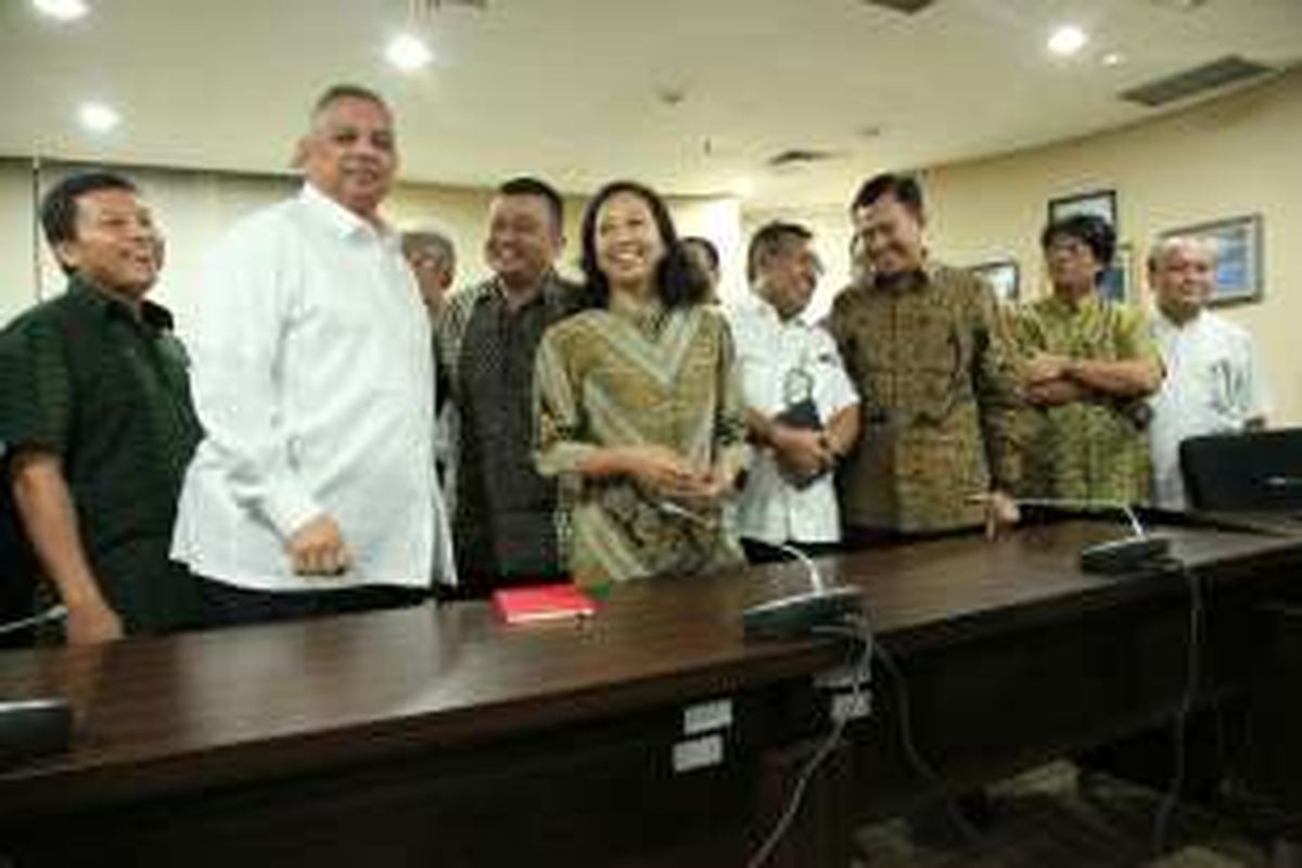 Menteri BUMN, Rini Soemarno didampingi para Direktur Utama perusahaan BUMN menyampaikan progress Holding BUMN di Kementerian BUMN, Jakarta, Senin (25/7/2016).