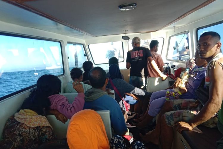 Petugas mengevakuasi penumpang kapal KM Lintas Bahari yang terombang ambing di Laut Maluku Barat Daya dengan menggunakan speedboat, Minggu (9/6/2024)