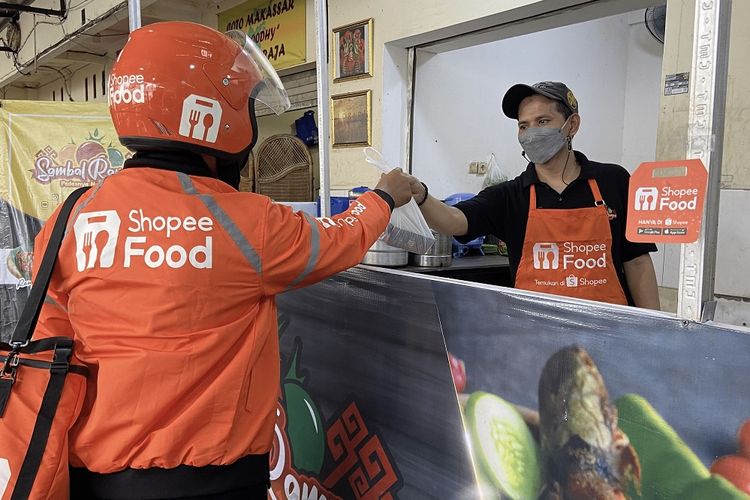 Layanan pesan antar ShopeeFood turut membantu perkembangan bisnis Pecel Lele Sambal Rampai.

