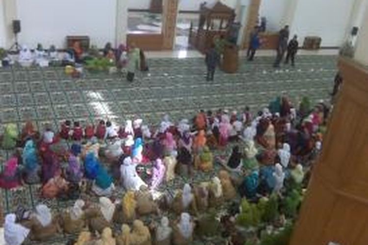 Murid salah satu Madrasah Ibtidaiyah (MI) dan para guru tengah menunggu kehadiran Menteri Agama RI Suryadharma Ali di Masjid Baiturahman, Kabupaten Tasikmalaya, Senin (2/9/2013).