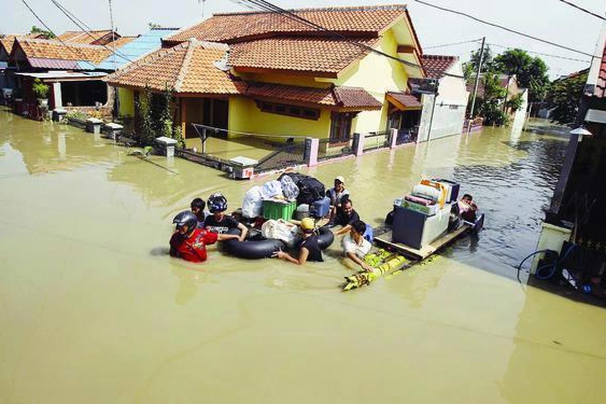 Warga di Perum Bintang Alam, Kecamatan Teluk Jambe Timur, Kabupaten Karawang, Jawa Barat, menyelamatkan barang-barang dari amukan banjir kiriman dari daerah aliran Sungai Citarum, Selasa (23/3). Banjir di DAS Citarum dalam sepekan terakhir dipicu naiknya permukaan air Waduk Ir H Djuanda Jatiluhur, Kabupaten Purwakarta, Jawa Barat, pada Minggu malam yang mencapai 108,41 meter di atas permukaan laut.