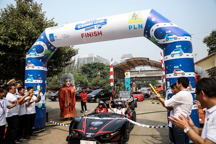 Rombongan kendaraan listrik yang mengikuti Jambore Kendaraan Listrik Nasional 2019 tiba di garis finis di Kantor PLN Unit Induk Distribusi Jakarta Raya, Gambir, Jakarta Pusat, Selasa (3/9/2019). Jambore yang diikuti oleh kendaraan listrik produksi Institut Teknologi Sepuluh Nopember (ITS), Surabaya, ini menempuh jarak 900 kilometer dari Surabaya menuju Jakarta.