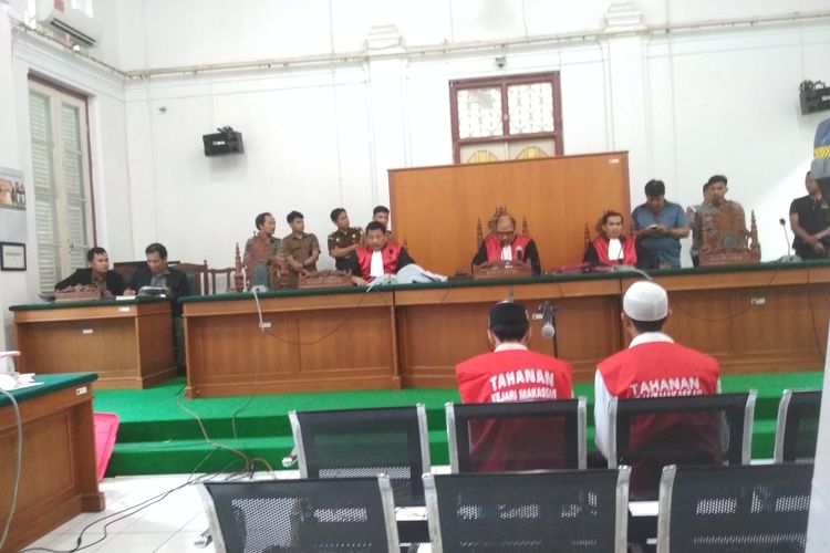 Dua Terdakwa Pembunuhan Satu Keluarga Muhammad Ilham Agsari dan Sulkifli Amir saat meminta keringan hukuman kepada majelis hakim usai dituntut hukuman mati, Selasa (9/4/2019).
