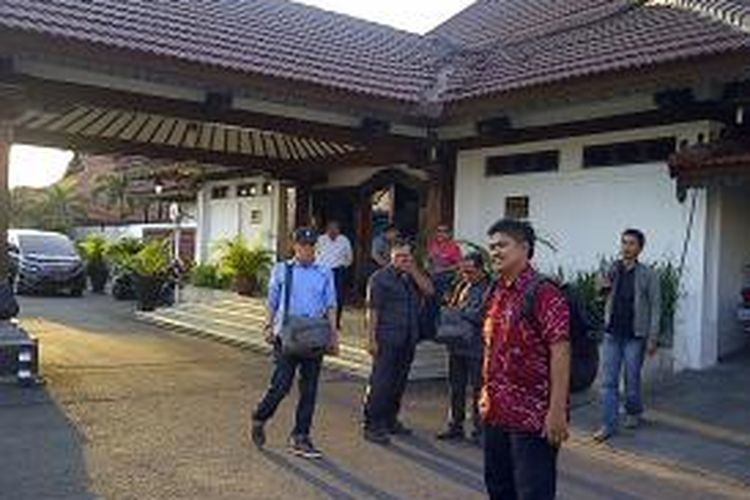 Sejumlah wartawan dari berbagai media massa saat menunggu Gubernur Jawa Tengah Ganjar Pranowo di pintu keluar VIP Borobudur Bandara Internasional Ahmad Yani Semarang Kamis (29/8/2013)