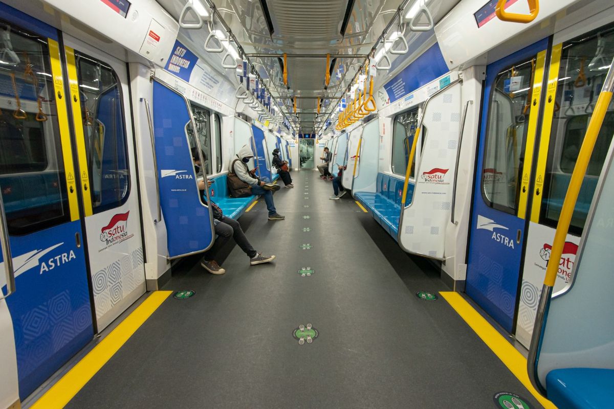Situasi rangkaian kereta MRT Jakarta yang lengang di masa PPKM Level 4, Senin (2/8/2021). 