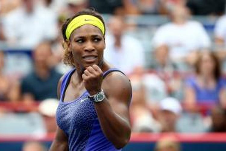 Petenis Amerika Serikat, Serena Williams, bereaksi setelah meraih poin atas petenis Denmark, Caroline Wozniacki, pada perempat final Rogers Cup di Montreal, Kanada, Jumat (8/8/2014). Williams menang 4-6, 7-5, 7-5.