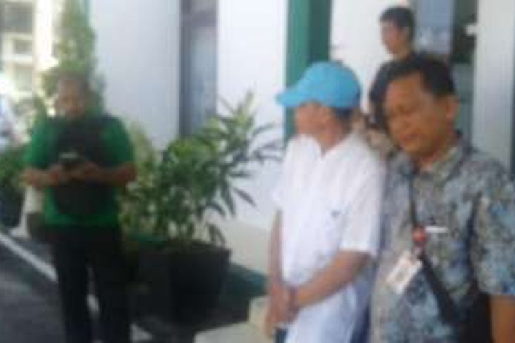 Terpidana korupsi proyek keramba jaring apung, Agus Nurjaman (kemeja putih), saat digiring petugas Kejaksaan Negeri Pangkalpinang ke Lapas Tuatunu Pangkalpinang. 
