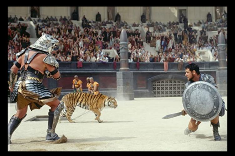 Aksi Russell Crowe dalam film Gladiator (2000).