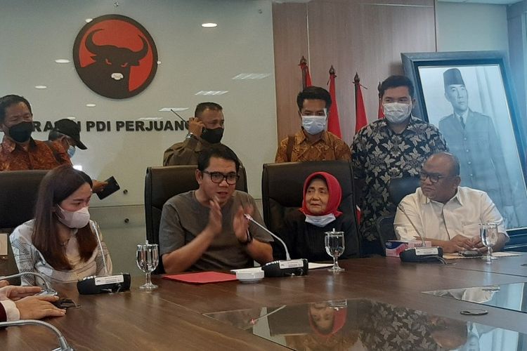 Anggota Komisi III DPR Arteria Dahlan memberi pernyataan pers bersama ibundanya, Wasniar Wahab, dan peremuan yang cekcok dengannya, Rindu Anggiat Pasaribu, di Kompleks Parlemen, Jakarta, Kamis (25/11/2021).