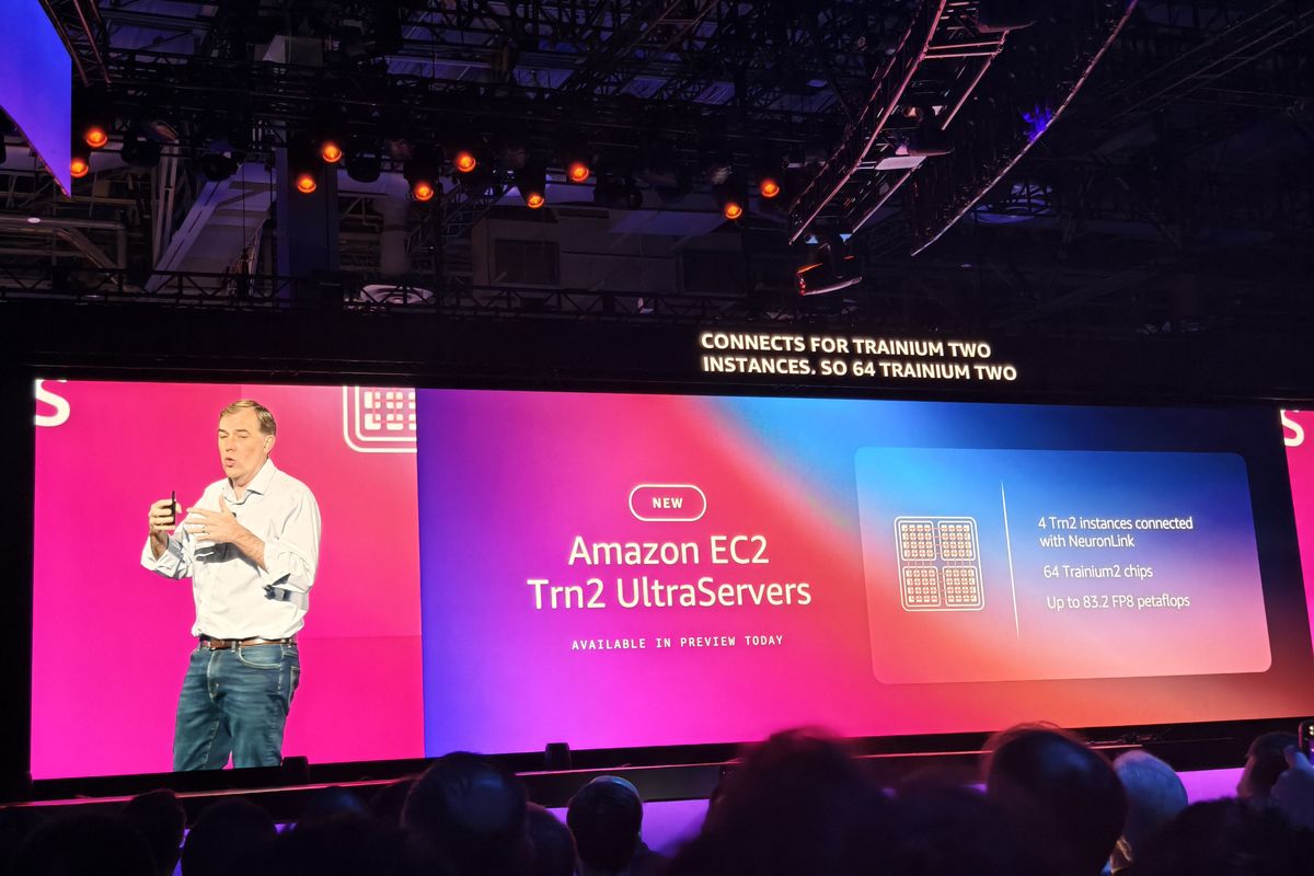 CEO Amazon Web Service, Matt Garman mengumumkan Amazon EC2 Trn2 UltraServer di acara AWS re:Invent 2024 yang berlangsung di Las Vegas, Nevada, AS, Selasa (3/12/2024). 