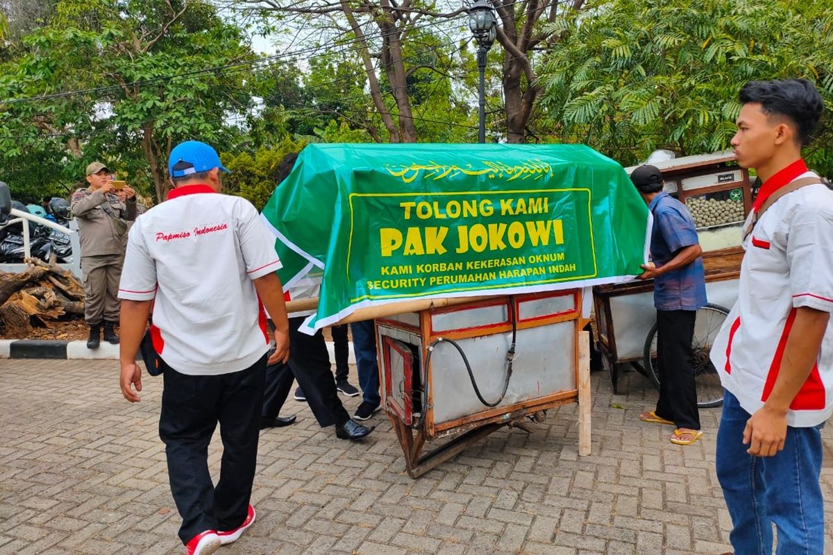 Aksi teatrikal Paguyuban Pedagang Mi dan Bakso (Papmiso) mengusung replika keranda mayat berbalut spanduk minta perlindungan yang dialamatkan pada Presiden RI Joko Widodo, di DPRD Kota Bekasi, Rabu (20/11/2019).