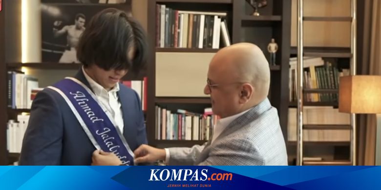 Irwan Mussry Pakaikan Selempang Wisuda kepada El Rumi - Vimarsana News