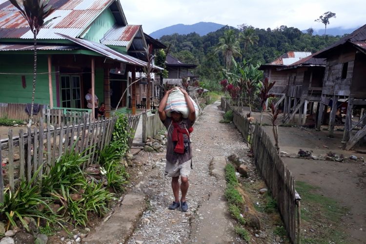 Capung pengangkut barang di Desa Sungai Lisai, Bengkulu