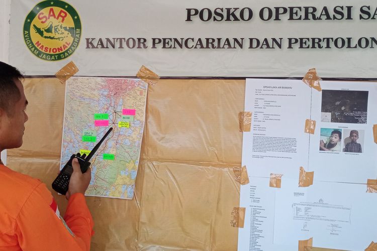 Komandan Tim Pencarian, Basarnas Surabaya, Andi Pamuji menunjukkan peta wilayah operasi pencarian dua anak hanyut. 