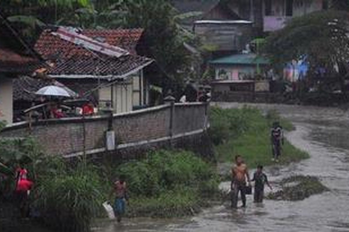 Aliran Lahar Dingin Mencapai Kali Code - Warga membekali diri dengan jaring untuk menangkap ikan yang lepas dari keramba akibat gerusan lahar dingin dari Gunung Merapi di Kali Code, Kampung Jogoyudan, Kelurahan Gowongan, Kecamatan Jetis, Yogyakarta, Kamis (4/11/2010). Lahar dingin yang mengalir sampai Kali Code mengakibatkan kerusakan pada puluhan keramba ikan milik warga yang dipasang di sungai tersebut. 