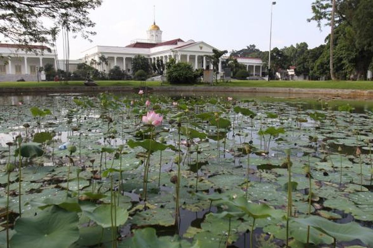 Pemandangan Istana Bogor, di Kebun Raya Bogor, Bogor, Jawa Barat, Jumat (8/7/2016). Pada H 3 Lebaran dimanfaatkan wisatawan untuk mengunjungi obyek wisata.