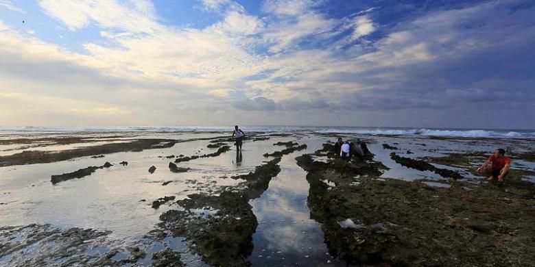 Pantai Sayang Heulang memiliki hamparan pantai berkarang sepanjang lebih dari 100 meter. 