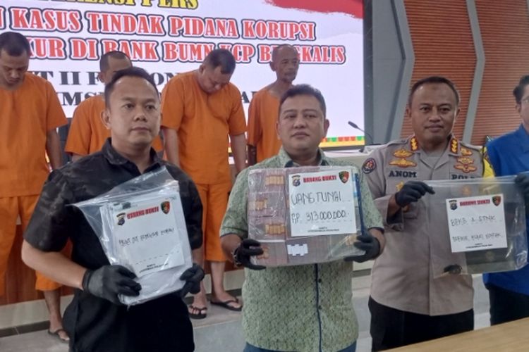 Ditreskrimsus Polda Riau saat mengekspos pengungkapan kasus korupsi penyaluran dana KUR, Kamis (17/10/2024).