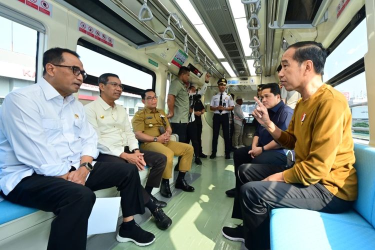 Presiden Joko Widodo saat berbincang dengan menteri dan pejabat terkait selama perjalanan naik LRT Jabodebek dari Stasiun Harjamukti ke Stasiun Dukuh Atas, Kamis (3/8/2023).