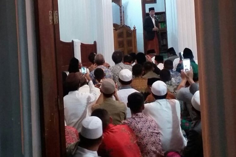 Presiden RI Joko Widodo alias Jokowi memberikan sambutan seusai Shalat Tarawih berjamaah di Masjid Keluarga Pondok Pesantren Cipasung, Kabupaten Tasikmalaya, Jumat (9/6/2017) malam.