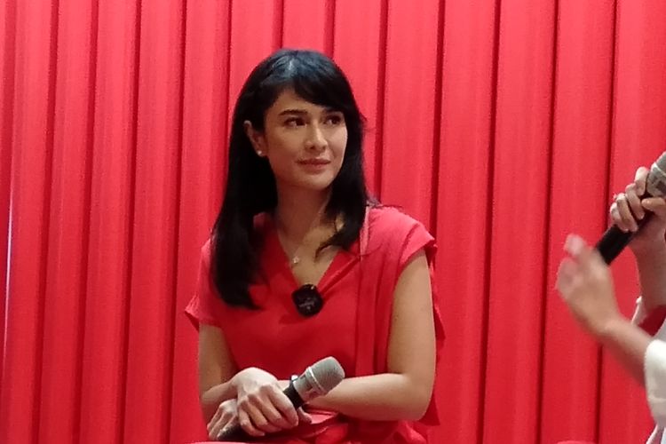 Aktris Dian Sastro ketika konferensi pers sebagai brand ambassador produk skincare, di Mal Central Park, kawasan Grogol, Jakarta Barat, Kamis (8/6/2023).