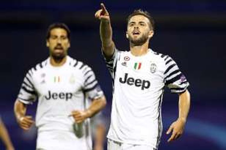 Miralem Pjanic merayakan gol Juventus ke gawang Dinamo Zagreb pada pertandingan Liga Champions, Selasa (27/9/2016). 