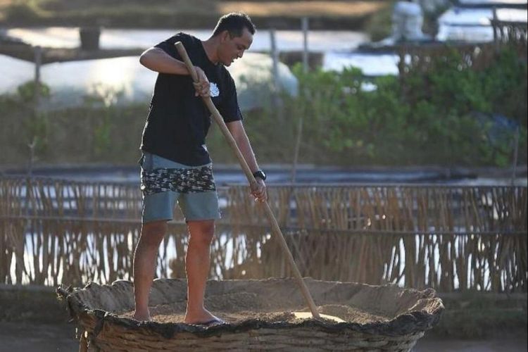 Pengolahan garam tradisional di Desa Wisata Les Bali.