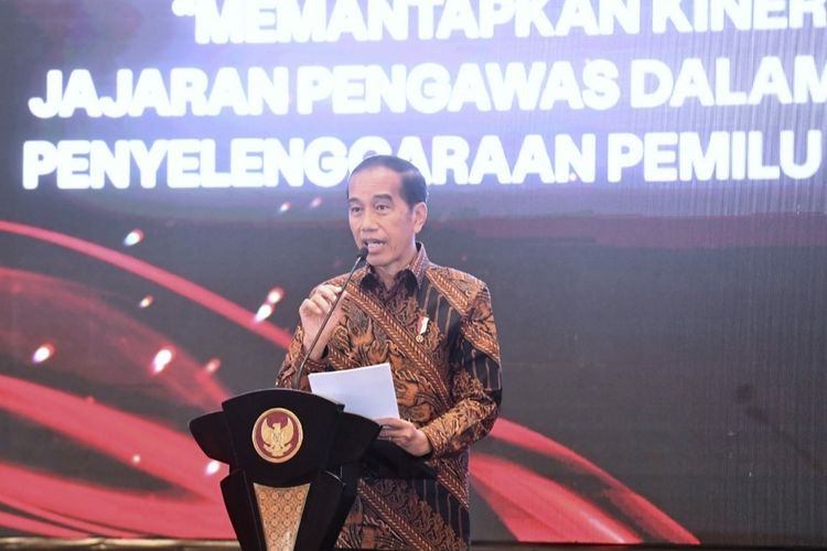 Presiden Joko Widodo saat memberikan sambutan pada Rapat Konsolidasi Nasional Bawaslu untuk Pemilu 2024 yang digelar di Bidakara, Jakarta Selatan, Sabtu (17/12/2022).