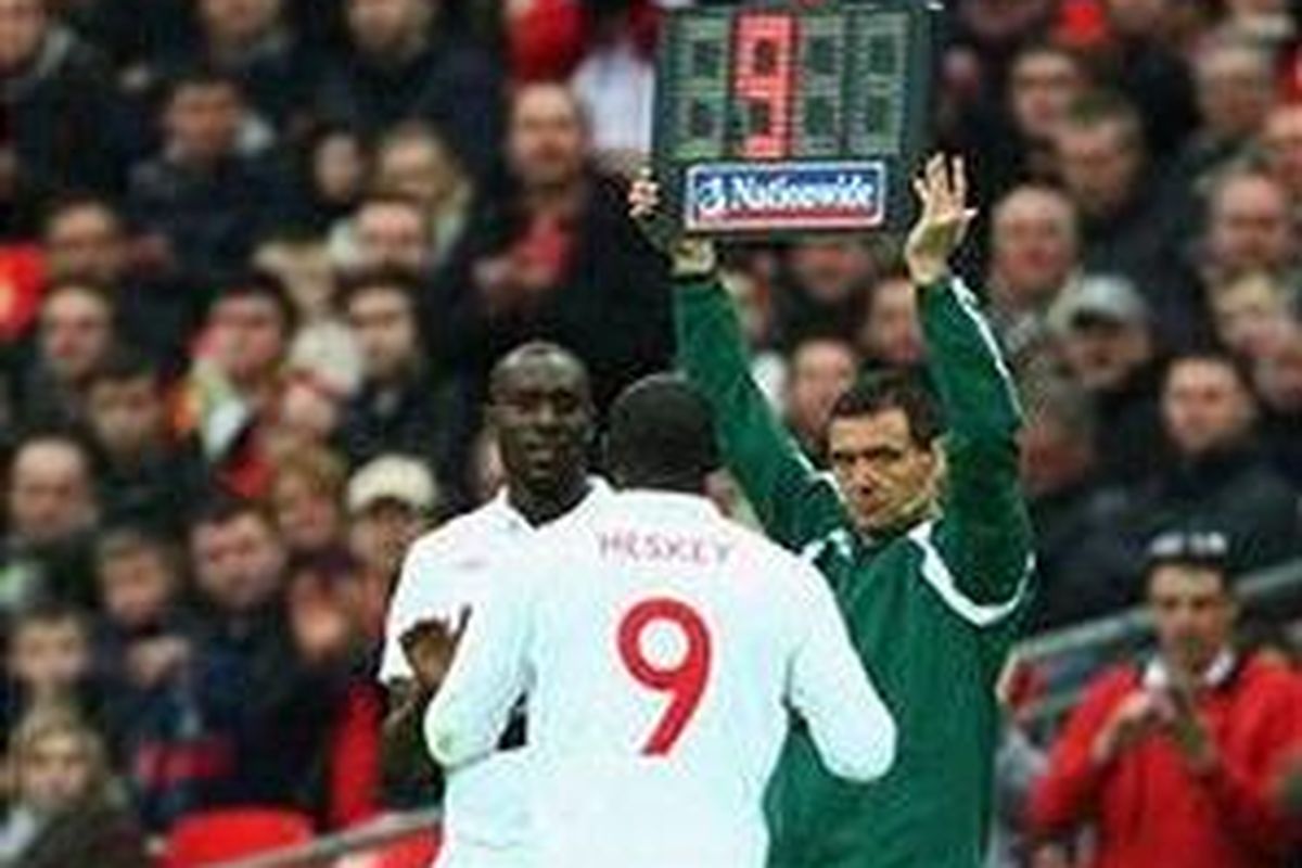 Emile Heskey terpaksa ditarik keluar dan digantikan oleh Charlton Cole dalam duel lawan Slovakia, Sabtu (28/3).