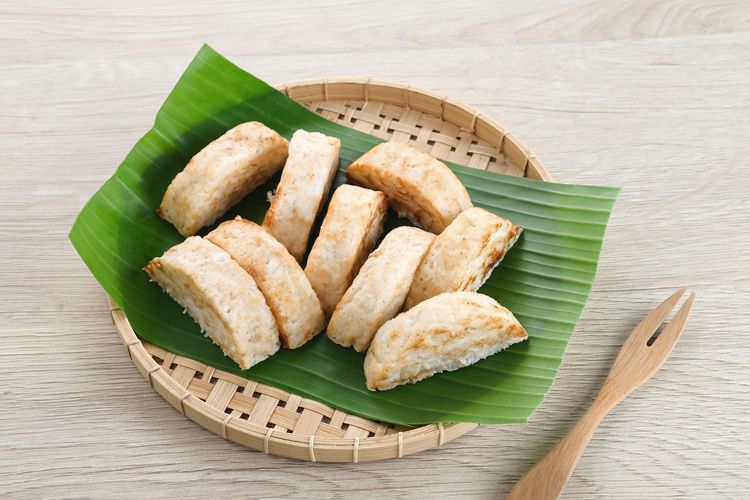 Tiga bahan utama untuk membuat kue pancong adalah tepung beras, santan, dan kelapa parut.