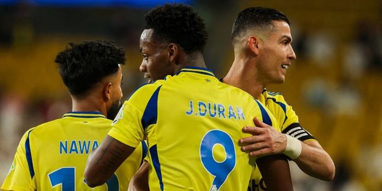 Cristiano Ronaldo dan Jhon Duran saling berpelukan setelah mencetak gol dalam kemenangan Al Nassr atas Al Kholood di Al-Awwal Park dalam lanjutan Liga Arab Saudi 2024-2025.