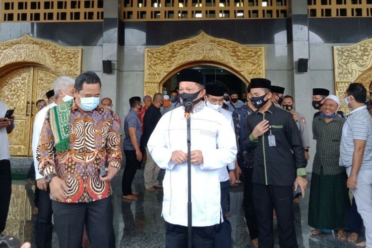 Menteri Dalam Negeri Tito Karnavian memberikan keterangan kepada wartawan seusai melaksnakaan shalat jumat berjamaah di Masjid Raya Al Fatah Ambon, Jumat (24/7/2020)