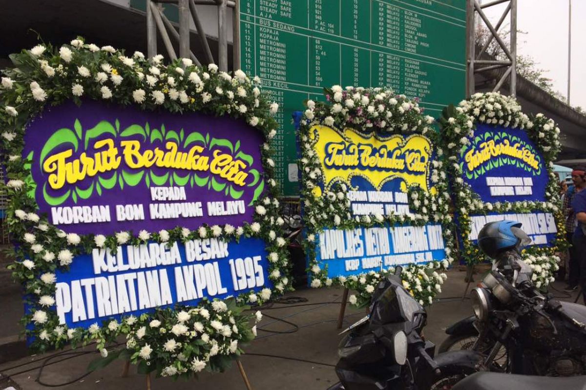 Dua karangan bunga nampak terpasang di lokasi bom, Terminal Kampung Melayu, Jakarta Timur, Kamis (25/5/2017) siang. Karangan bunga sebagai tanda duka cita pihak kepolisian terhadap tiga anggota polisi yang gugur.
