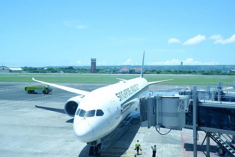 Pesawat Singapore Airlines kembali mendarat di Bali, Rabu (16/02/2022).