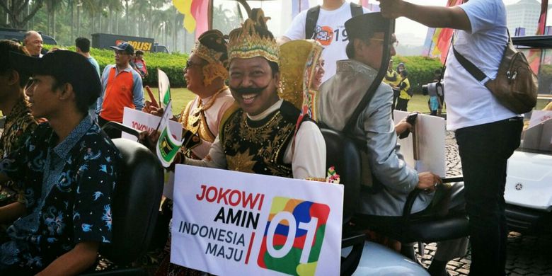 Ketua UmumPPP Romahurmuziy alias Romi mengenakan kostum Gatot Kaca saat deklarasi kampanye damai Pemilu 2019, Minggu (23/9/2018).