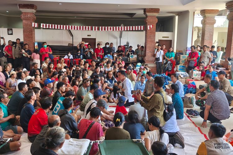 Wakil Presiden Gibran Rakabuming saat mengunjungi korban banjir di posko pengungsian di Balai Banjar Tohpati, Kecamatan Denpasar Timur, Kota Denpasar, Bali, Jumat (12/9/2025). 