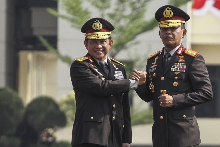 Menteri Dalam Negeri Tito Karnavian (Kiri) bersama Kapolri Idham Aziz (Kanan) salam komando pada Upacara Tradisi serah terima Panji-panji Tribrata Kapolri dan pengantar tugas Kapolri di Mako Brimob, Depok, Jawa Barat, Rabu (6/11/2019). ANTARA FOTO/Asprilla Dwi Adha/hp.