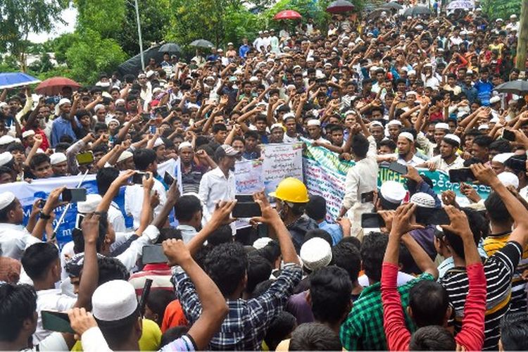Pengungsi Rohingya melakukan aksi unjuk rasa Kampanye pulang menuntut pemulangan di kamp Kutupalong Rohingya di Cox's Bazar pada 19 Juni 2022.