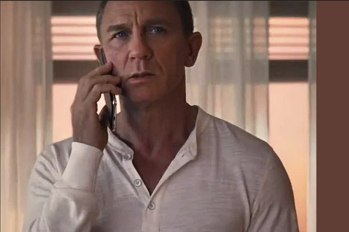 Aktor pemeran James Bond, Daniel Craig terlihat sedang menggenggam salah satu ponsel Nokia