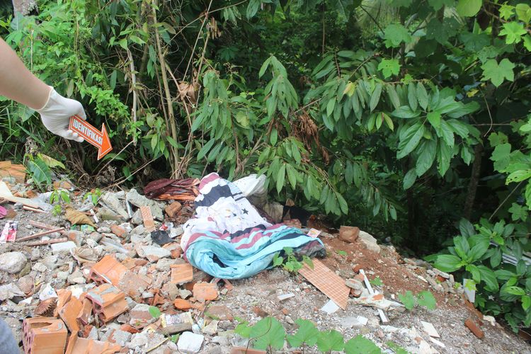 Polisi melakukan olah TKP kasus mayat perempuan yang terbungkus selimut dengan menghadirkan para pelaku di lokasi korban dibunuh yakni di Kecamatan Babakan Madang, Kabupaten Bogor, Jawa Barat, Jumat (1/3/2024).
