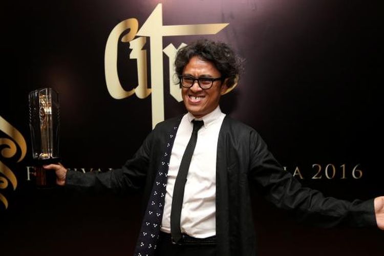 Riri Riza menerima piala Citra sebagai Sutradara Terbaik dalam Festival Film Indonesia 2016 di Teater Besar Taman Isamil Marzuki, Jakarta Pusat, Minggu (6/11/2016). Ia meraih penghargaan itu melalui film Athirah.